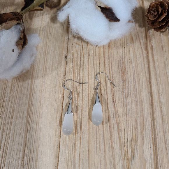 🎉🎉NEW🎉🎉BEAUTIFUL!! WHITE OPAL Teardrop Dangle Earrings in SILVER - Picture 9 of 14